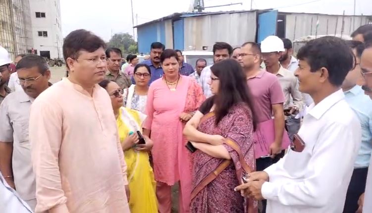 डीएम ने किया लालकुआं विधानसभा क्षेत्र का भ्रमण, आमजन से मुलाकात कर सुनी समस्याएं VANDANA CHAUAHN NIRIKSHAN