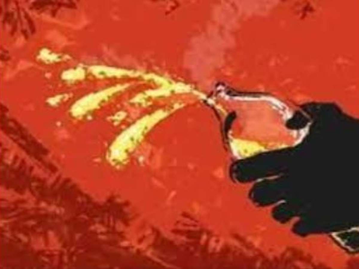 acid महिला के साथ छेड़खानी का मामला