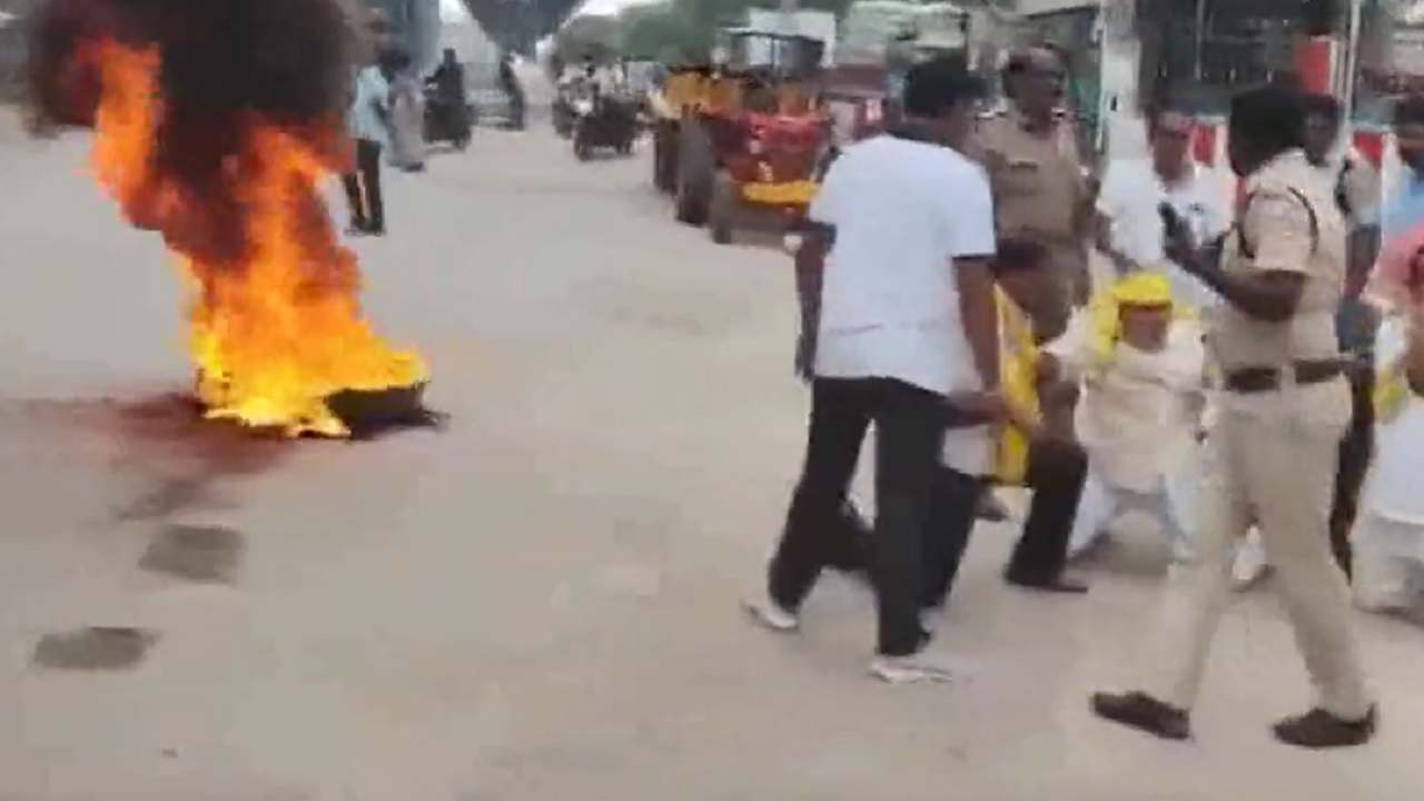 Protest against the betrayal of former Andhra Pradesh CM Naidu, people burning tires on the road