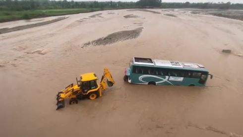 bus fansi नदी के तेज बहाव में फंसी नेपाल भारत मैत्री सेवा बस