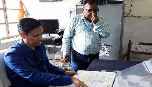 kumaun commisioner ne lagayi shikshak ko phatkar कुमाऊं कमिश्नर का सरकारी स्कूल में औचक निरीक्षण