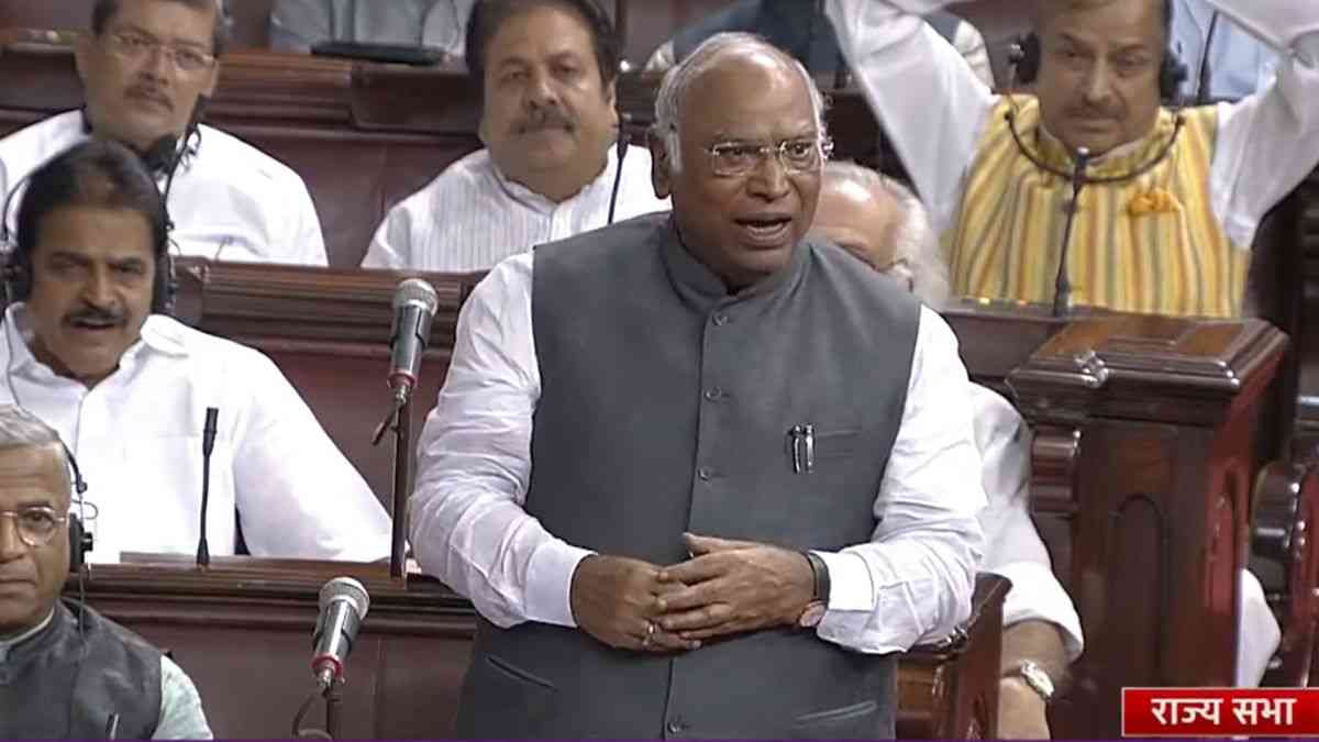 Kharge told Dhankhar that you will have to protect him, targeted the central government by speaking poetry.