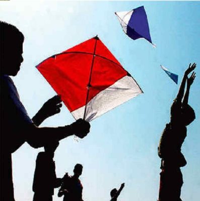 पंतग उड़ाते हुए झुलसे