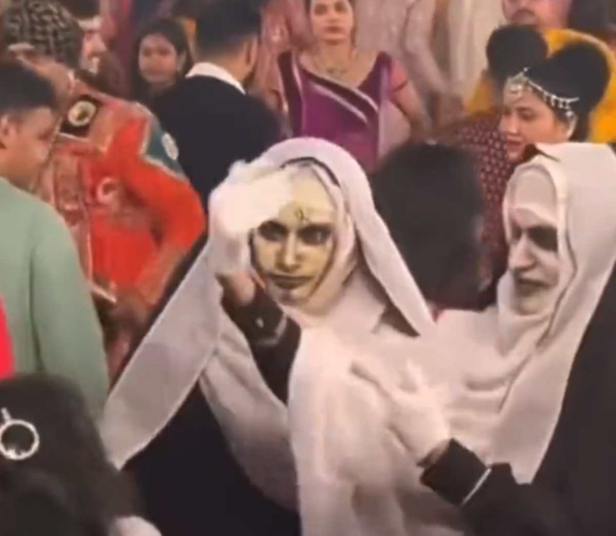 Unique Garba, two ghostly nuns danced, people got scared after seeing it