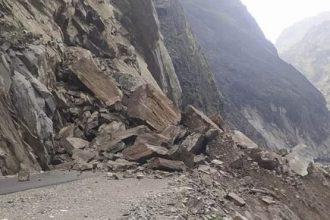 DHARCHULA MAI DARDNAK HADSA धारचूला में पहाड़ी से गिरी चट्टान के नीचे दबी जीप