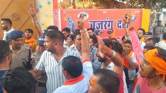 bajrang dal ke karyakartaon ne talwar lehrayi बजरंग दल के कार्यकर्ताओं ने लहराई तलवार