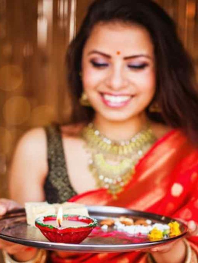 पहली बार मना रही हैं करवा चौथ? तो करें इन नियमों का पालन