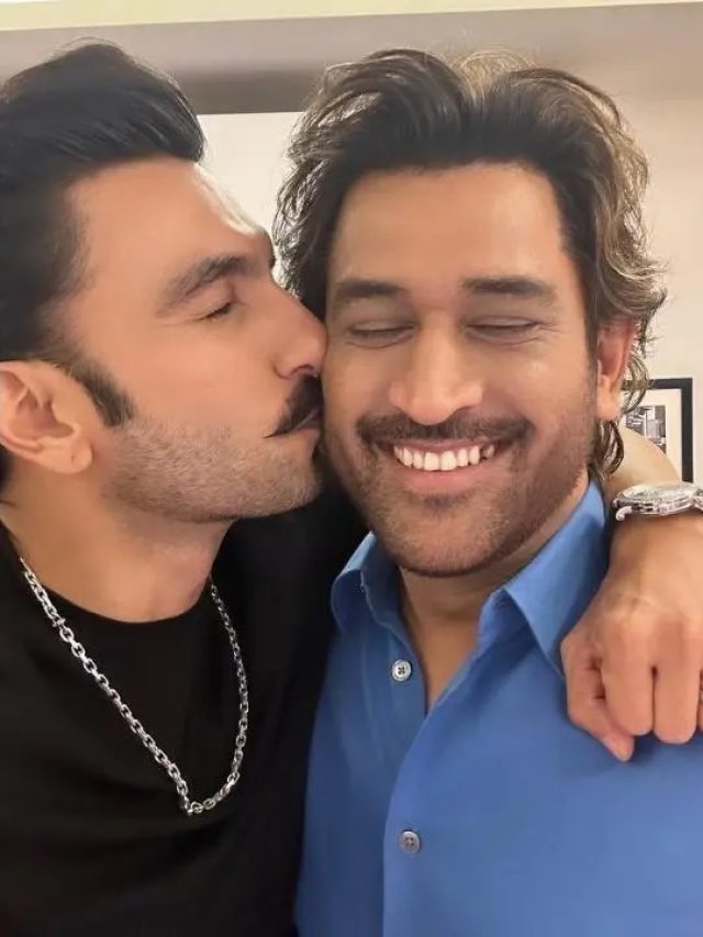 रणवीर ने किया धोनी के गाल पर किस, तस्वीर देख फैंस फ़िदा