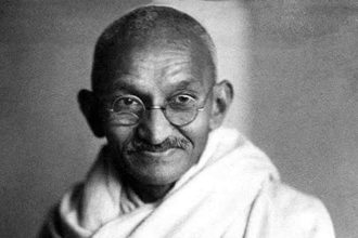 People are paying homage to Mahatma Gandhi by participating in the cleanliness campaign from 10 am in the morning.