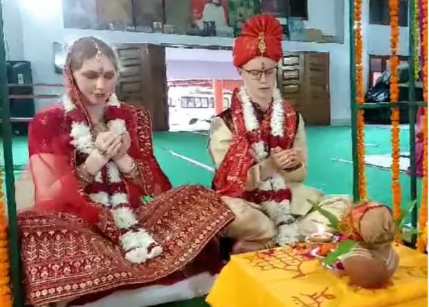 russian couple shadi in haridwar भारतीय रीती-रिवाज में रचाई रूसी नागरिकों ने शादी
