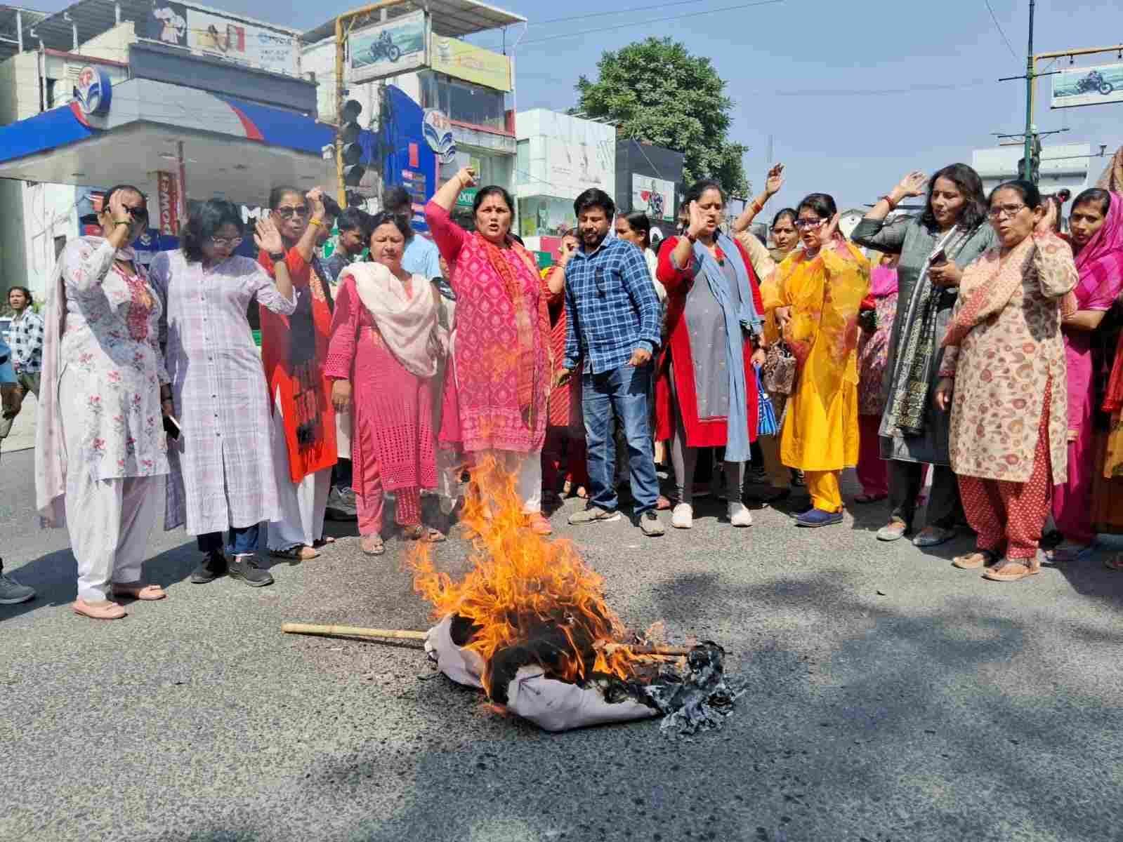 घर-घर बार योजना के खिलाफ कांग्रेस का विरोध प्रदर्शन, किया पुतला दहन कांग्रेस प्रदर्शन दून