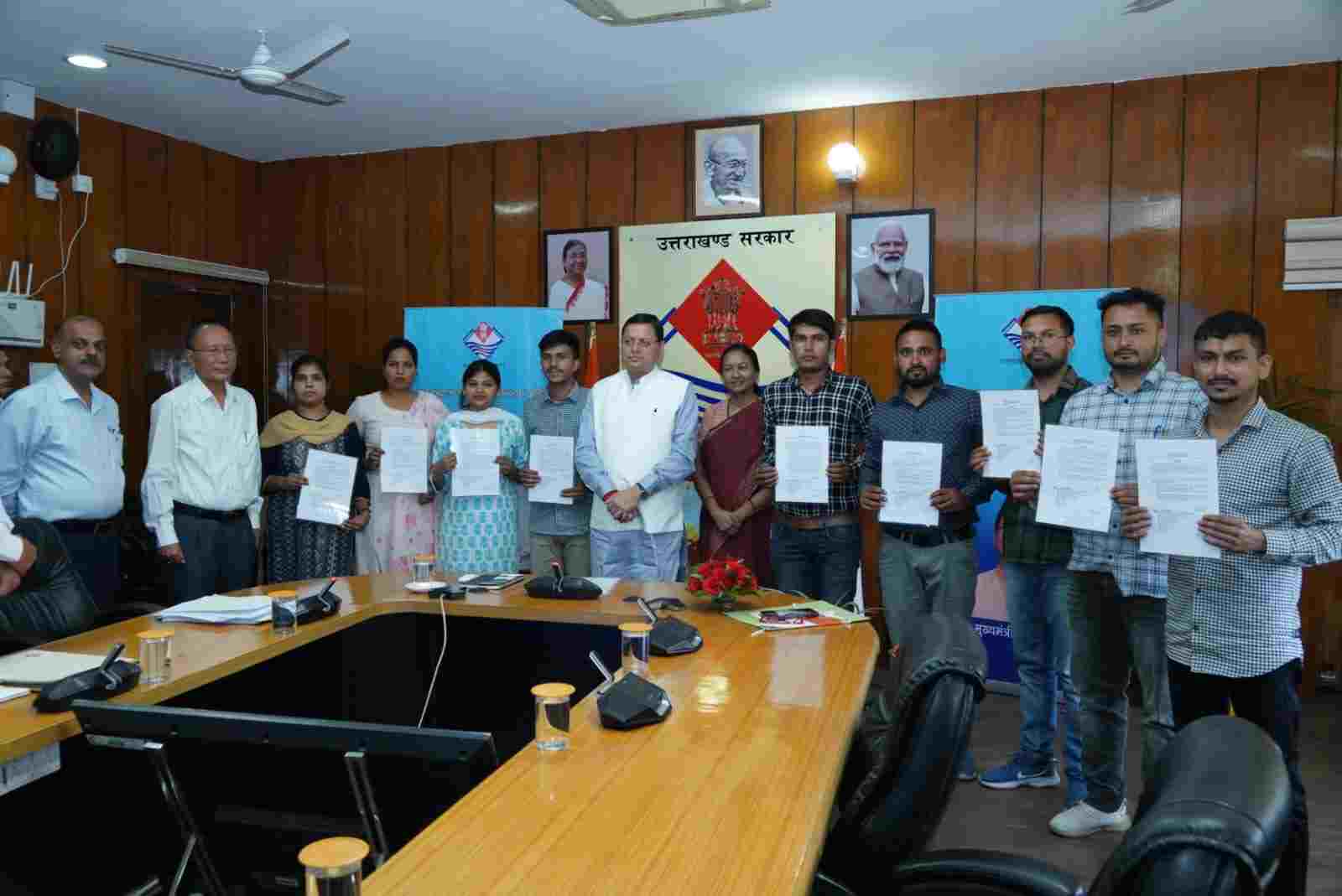 Uttarakhand news: कनिष्ठ सहायक के पद पर 10 अभ्यर्थियों का चयन, सीएम धामी ने प्रदान किए नियुक्ति पत्र सीएम ने दिए नियुक्ति पत्र (1)