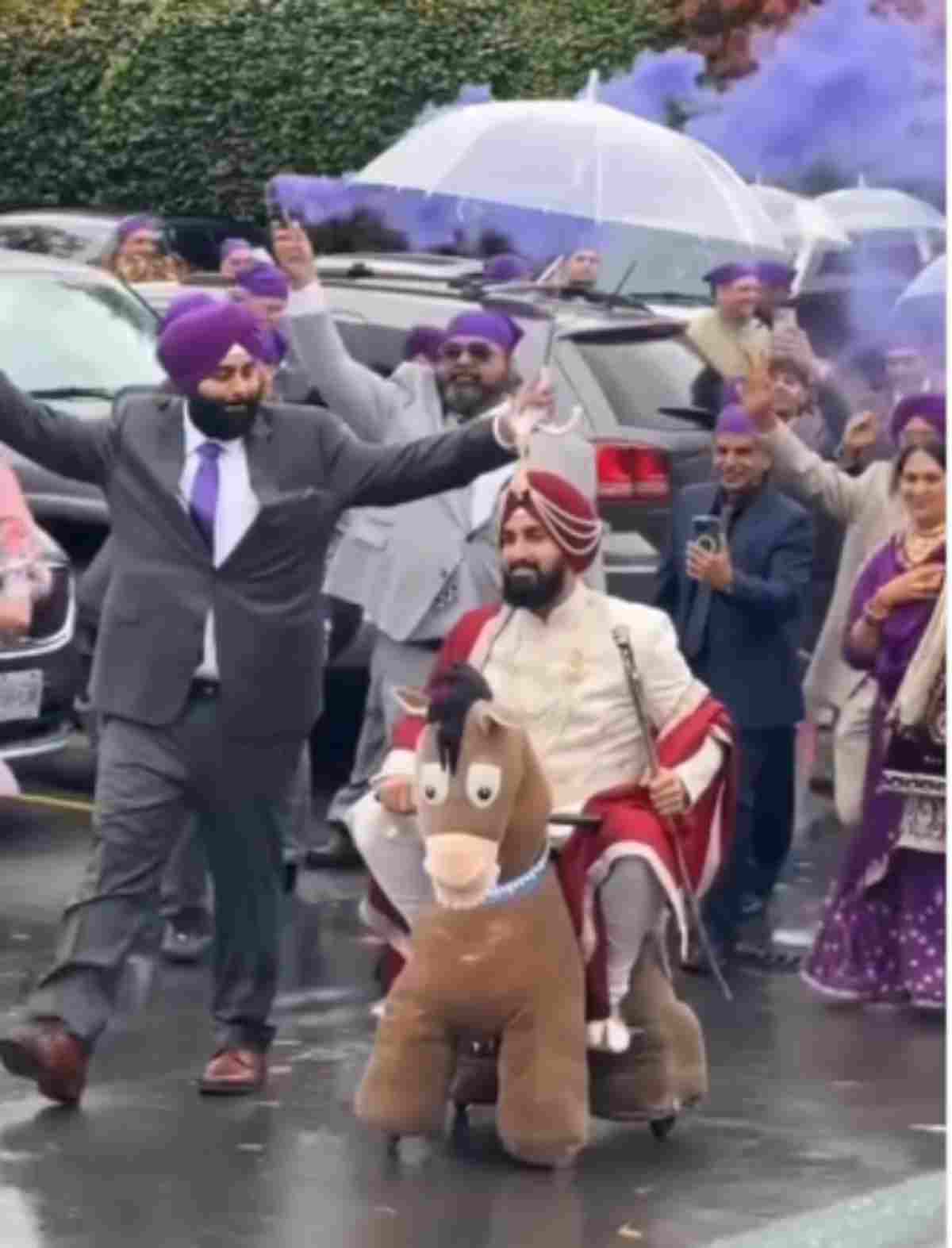 A unique procession was taken out on a toy horse, video went viral, people started laughing