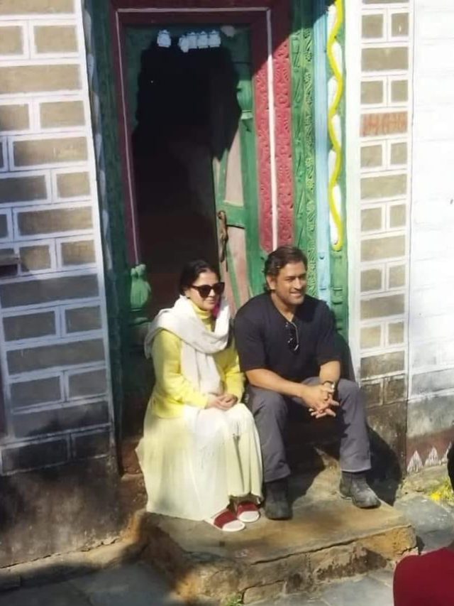 अपने पैतृक गांव गए धोनी, पत्नी साक्षी पहली बार पहुंची ससुराल, देखें तस्वीरें