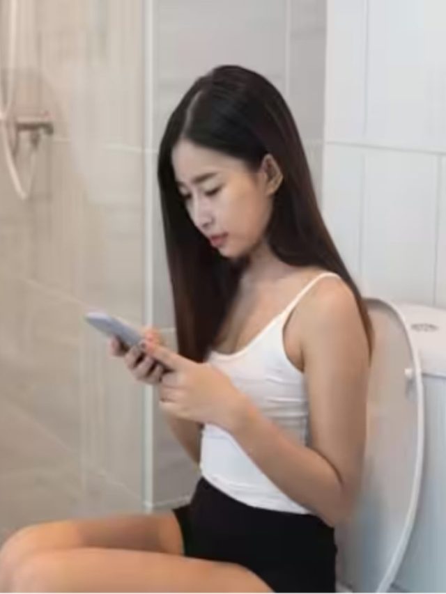 क्या आप भी टॉयलेट में चलाते हैं फ़ोन? तो हो जाएं सावधान, सेहत को पहुंचा सकता है नुकसान