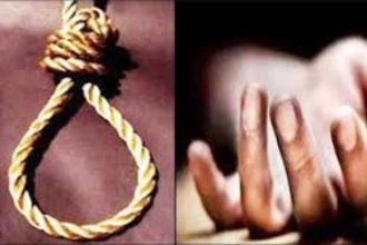 In Karnataka, husband, wife and three children hanged themselves in their room, made a video before their death and told the reason for their death.