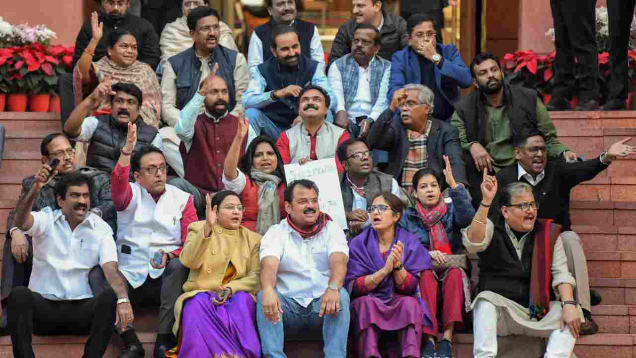 49 MPs were suspended from Parliament today, now the number is 141, know who was expelled today