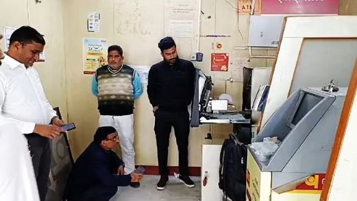 बदमाशों ने किया गैस कटर से ATM मशीन काटने का प्रयास