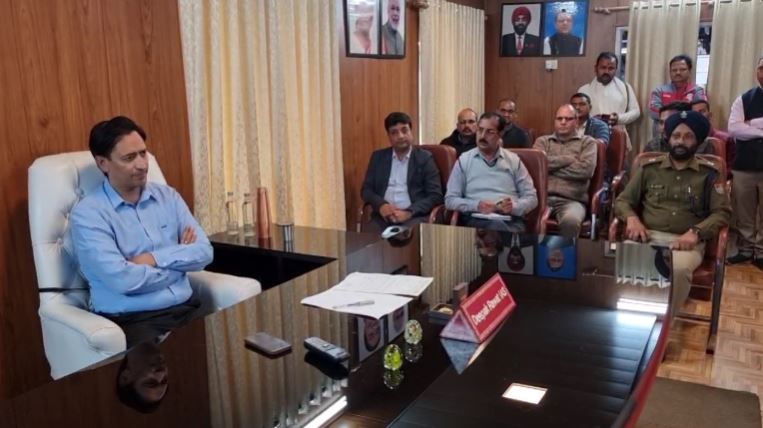 HADTAL KHATM कुमाऊं कमिश्नर ने दिया ट्रांसपोर्ट कर्मचारियों को आश्वासन, हड़ताल खत्म