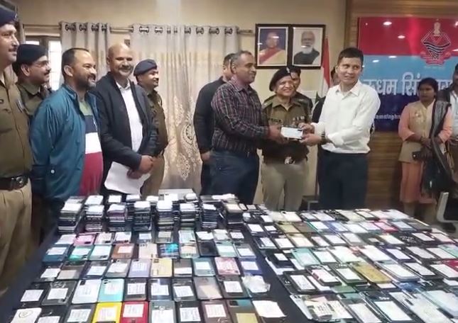 उधम सिंह नगर पुलिस ने किए 70 लाख के खोए फोन बरामद, वापस पाकर मालिकों के चेहरे खिले