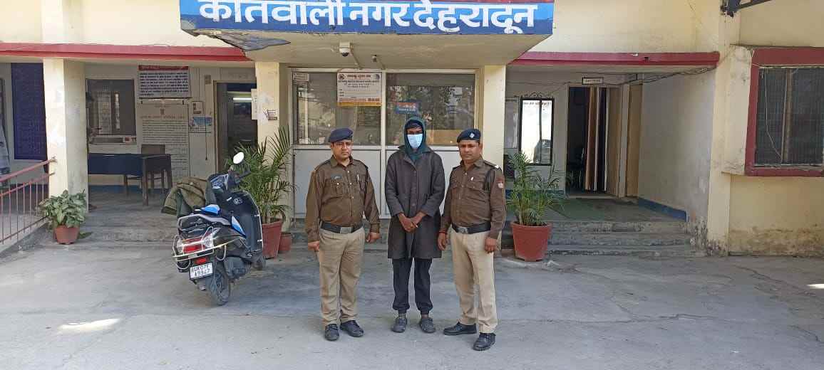 ज्वेलरी शोरूम डकैती कांड : बदमाशों को चोरी का वाहन उपलब्ध कराने वाला आरोपी गिरफ्तार डकैती मामले में एक और आरोपी गिरफ्तार