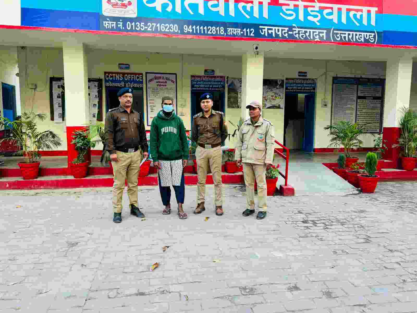 मंदिर के गेट पर पेशाब करने वाला युवक गिरफ्तार, की थी आपसी सौहार्द बिगाड़ने की कोशिश मंदिर के गेट पर पेशाब करने वाला युवक गिरफ्तार