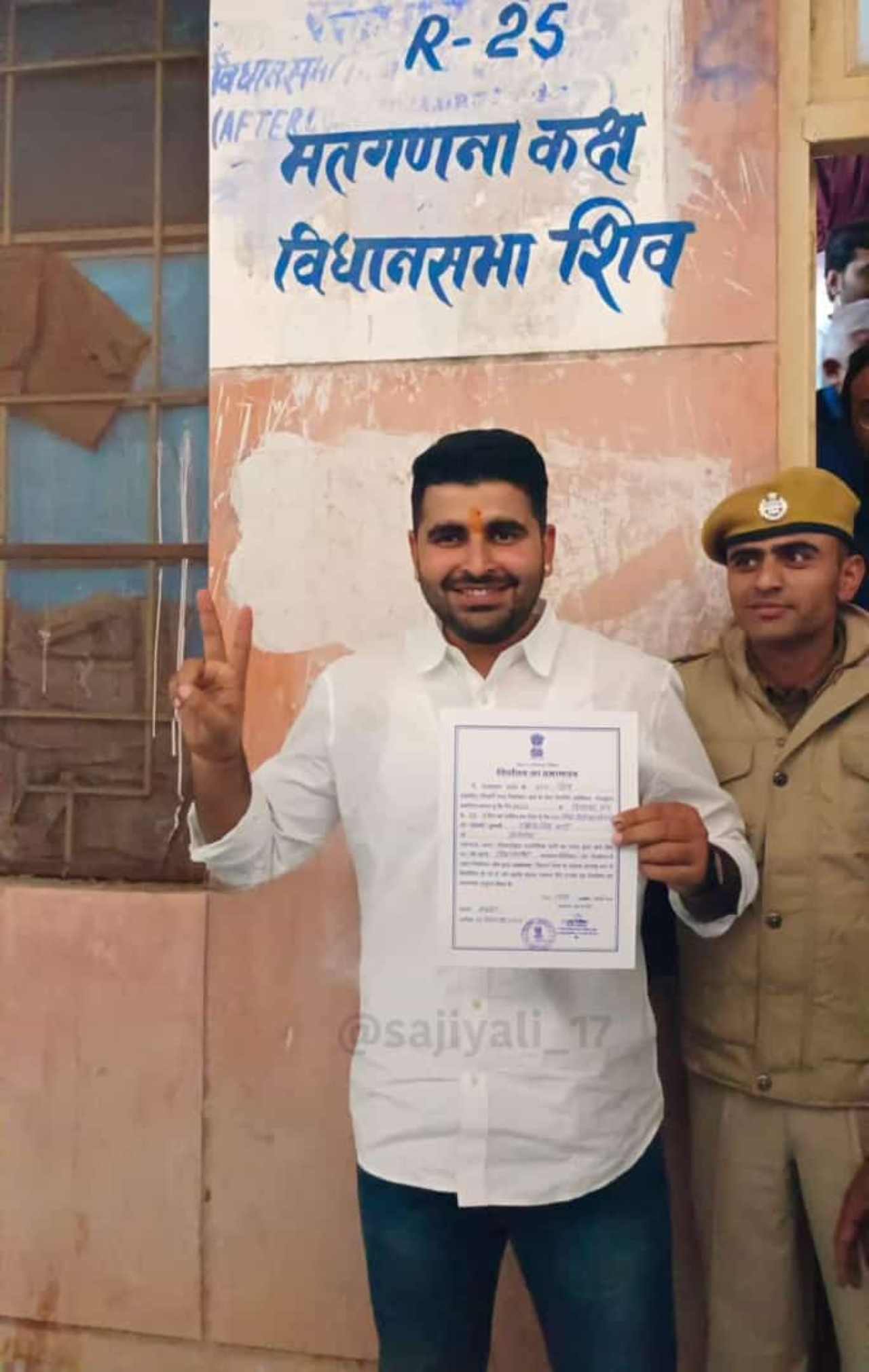 The story of Ravindra, who left BJP in 9 days, won as an independent and became MLA at the age of 26.