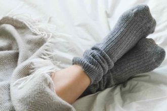 The habit of sleeping wearing socks in winter can cause major harm, know here