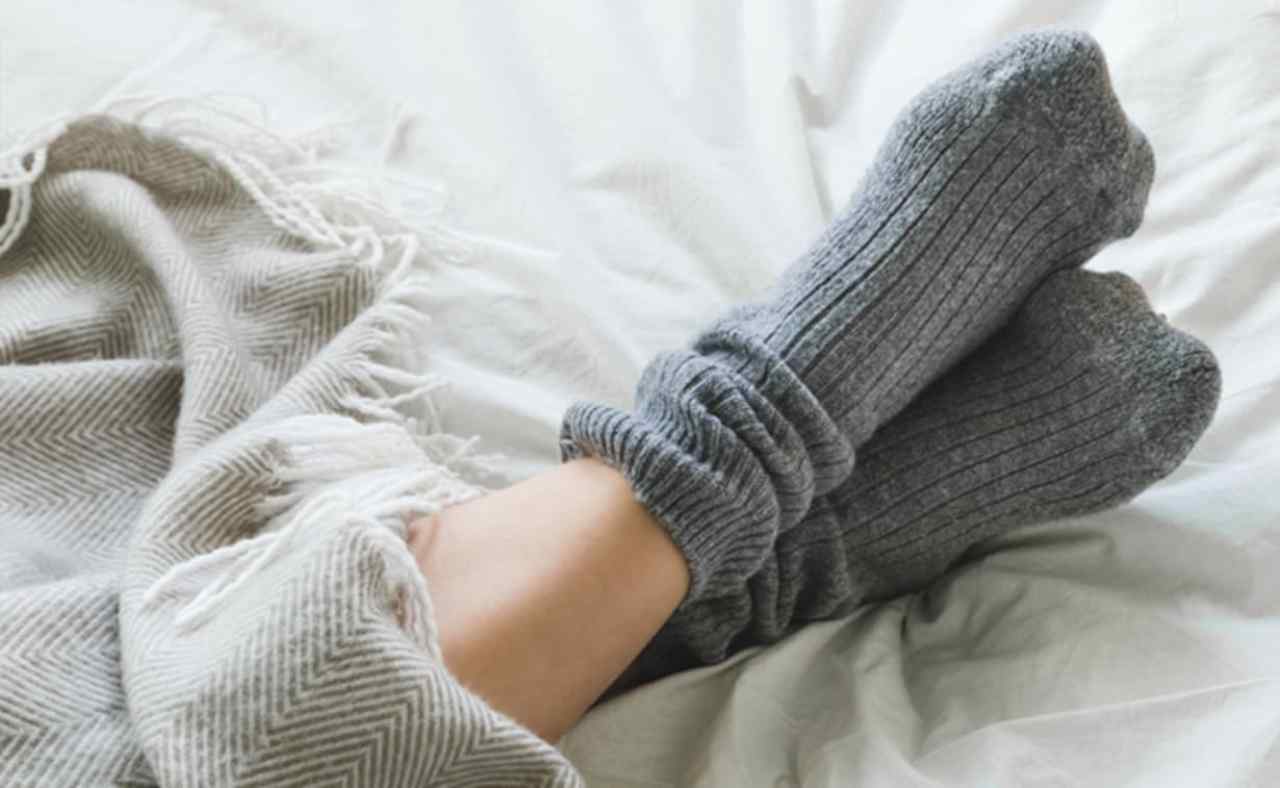 The habit of sleeping wearing socks in winter can cause major harm, know here
