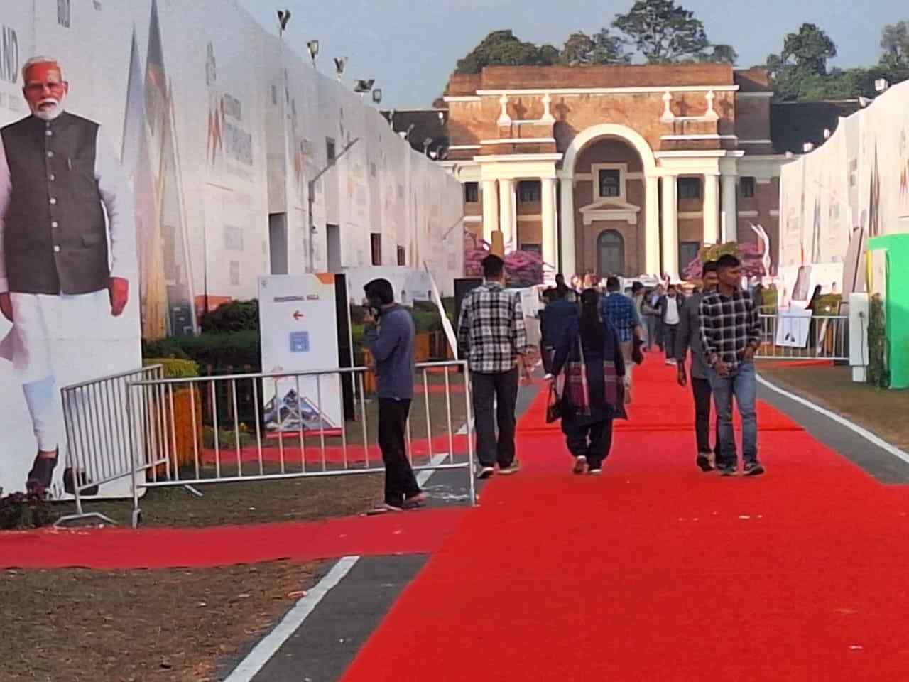 इन्वेस्टर्स समिट का एक्ज़ीबिशन एरिया सोमवार को भी खुला रहेगा, आज बड़ी संख्या में पहुंचे लोग dehradun