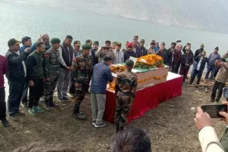 भारत-चीन सीमा पर शहीद हुए राइफलमैन शैलेंद्र का पार्थिव शरीर गांव पहुंचा