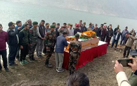 भारत-चीन सीमा पर शहीद हुए राइफलमैन शैलेंद्र का पार्थिव शरीर गांव पहुंचा