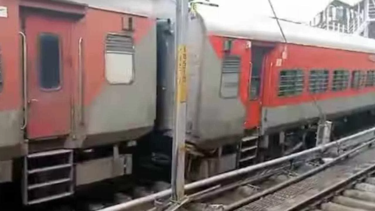 Telangana: Three bogies of Charminar Express derailed