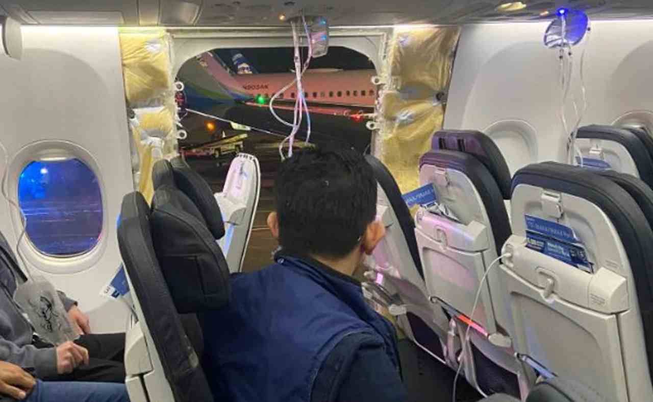 USA: Flight of more than 170 737 Max planes banned after plane door opened in air