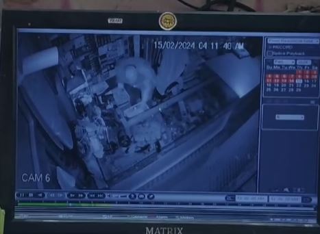 तीन दुकानों के शटर तोड़कर किया हाथ साफ, CCTV में कैद हुई घटना