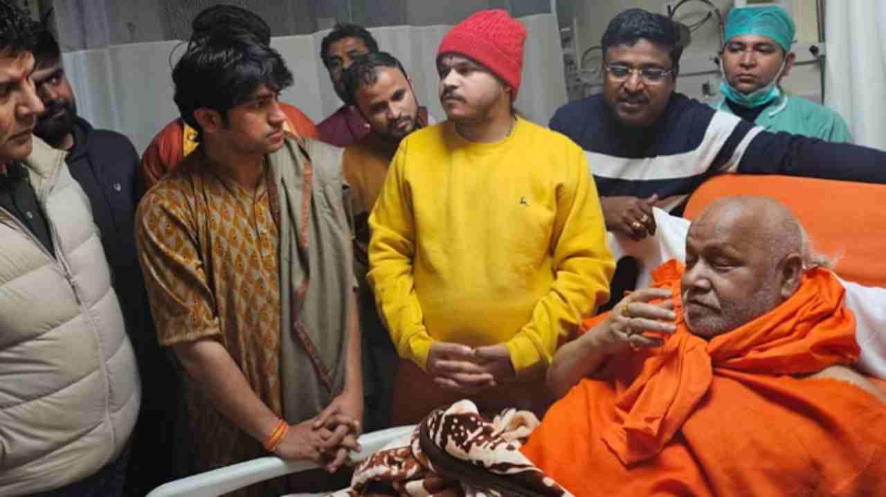 Dhirendra Shastri reached Synergy Hospital late night, inquired about the well being of Jagadguru Rambhadracharya Maharaj.