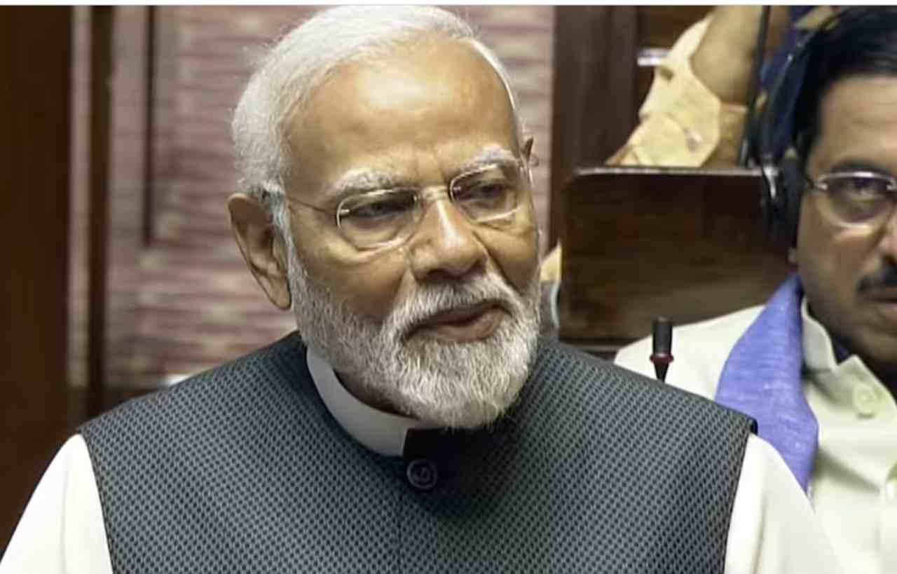 Praising former PM Dr. Manmohan, PM Modi targeted the black paper of Congress