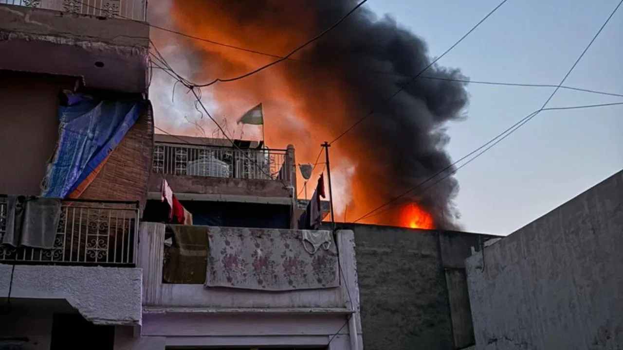 Massive fire in the paint factory of Alipur area in Delhi, 11 people burnt to death.