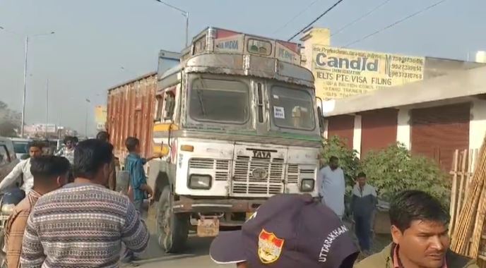 सितारगंज में हादसा, तेज रफ्तार ट्रक ने बाइक सवार युवक और किशोर को कुचला