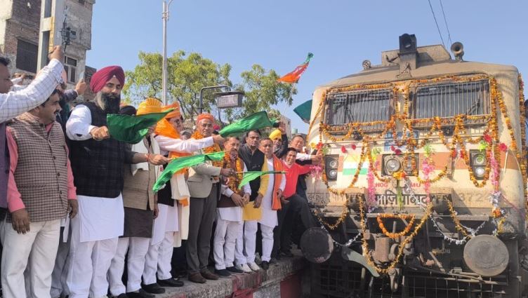 लालकुआं-अमृतसर एक्सप्रेस ट्रेन का हुआ शुभारंभ, केंद्रीय राज्य मंत्री अजय भट्ट ने दिखाई हरी झंडी