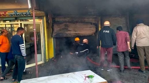 सहसपुर स्थित दुकानों में अचानक लगी आग