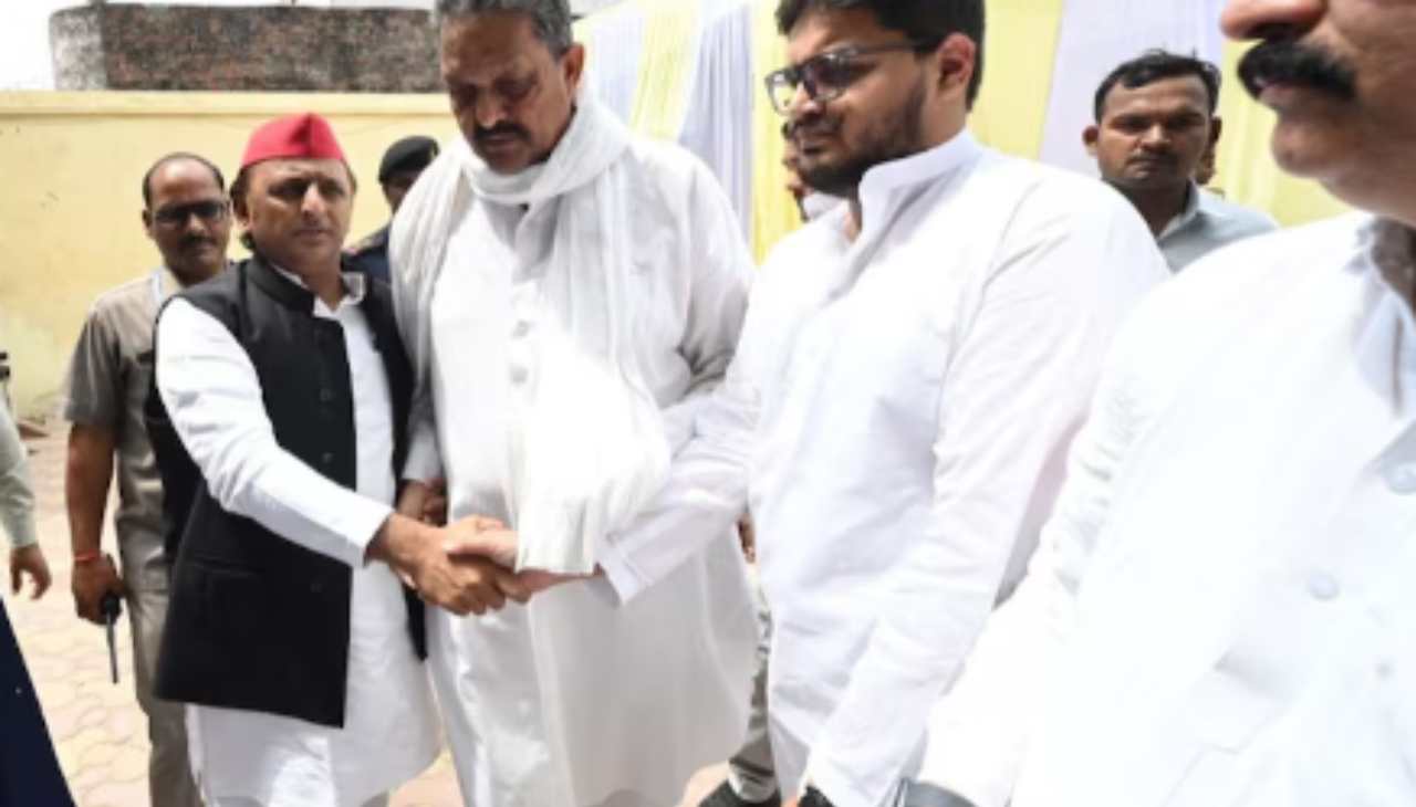 Akhilesh Yadav met the family of Mukhtar Ansari