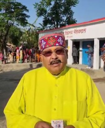 बगयाली क्षेत्र की जनता को मनाने पहुंचे कैबिनेट मंत्री महाराज, फिर किया ग्रामीणों ने मतदान