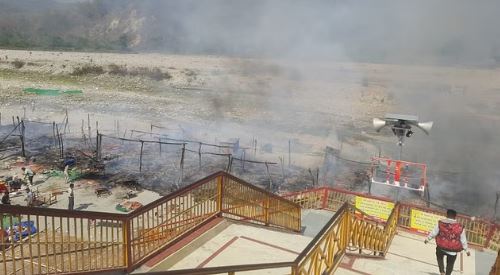 गर्जिया मंदिर परिसर में लगी भीषण आग, प्रसाद की दुकानें जलकर खाक