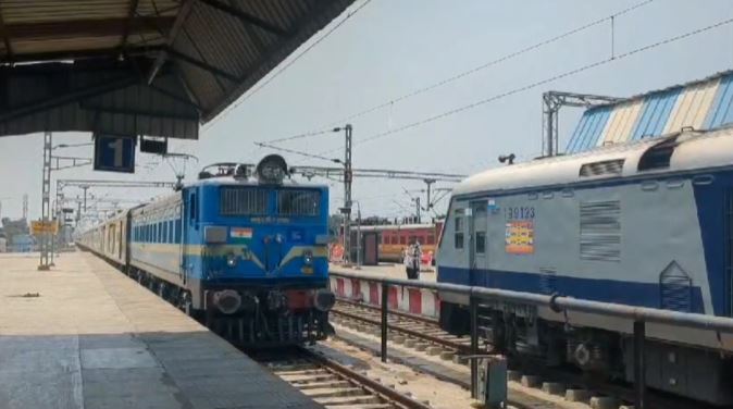 TRAIN यात्रियों को लेकर टनकपुर पहुंची पहली मानसखंड एक्सप्रेस ट्रेन, उत्सुक नजर आए यात्री