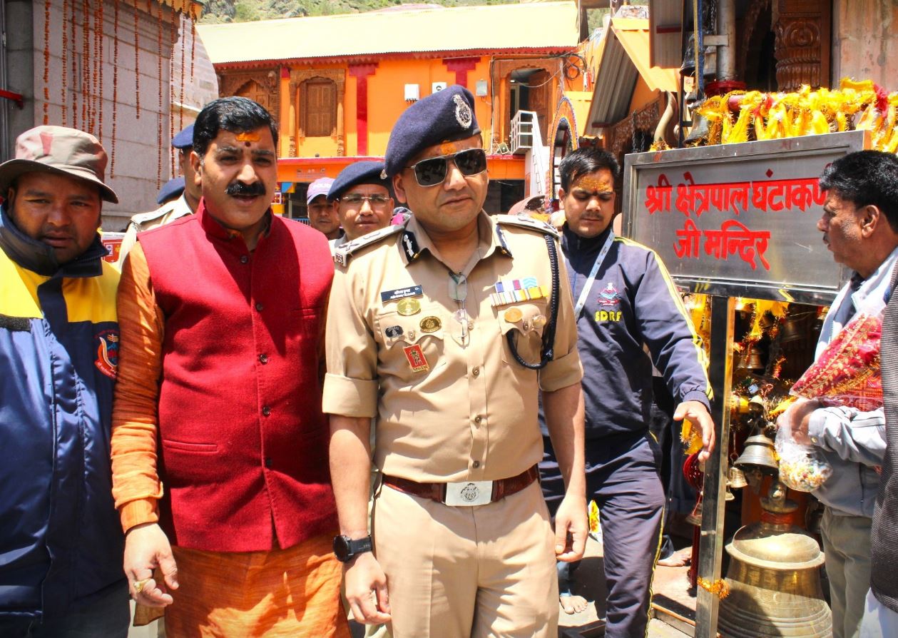 सुरक्षा व्यवस्थाओं का जायजा लेने बदरीनाथ धाम पहुंचे DGP,