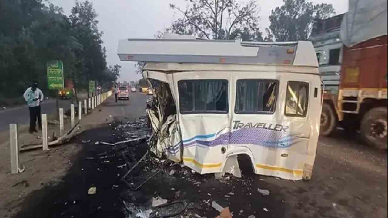 Mini bus going to Vaishno Devi collides with truck in Ambala