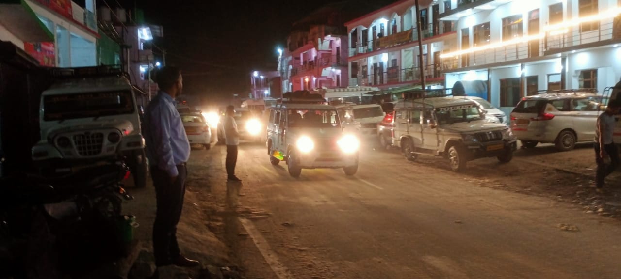 रुद्रप्रयाग में बड़ी वाहनों की भीड़, DM और SSP ने मौके पर पहुंचकर संभाला मोर्चा