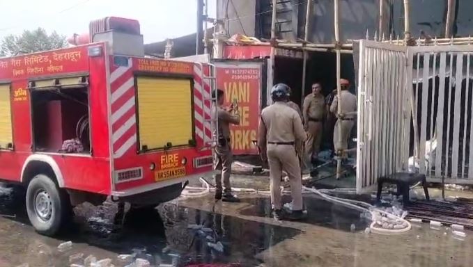 दीपावली की रात देहरादून में 12 जगहों पर लगी आग, इधर-उधर दौड़ती दिखी दमकल विभाग की गाड़ियां दमकल विभाग