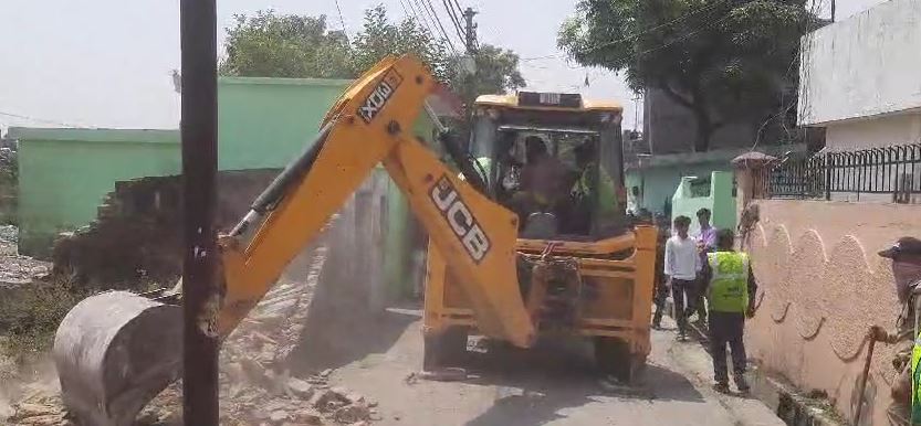 111 illegal encroachment demolished Vikasnagar
